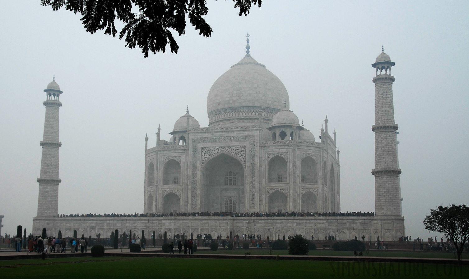 Taj Mahal [27 mm, 1/80 sec at f / 7.1, ISO 400]